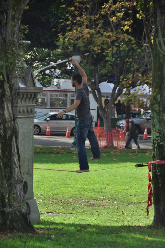 Treinando o equilíbrio na Washington Square, em San Francisco, na Califórnia, nos Estados Unidos